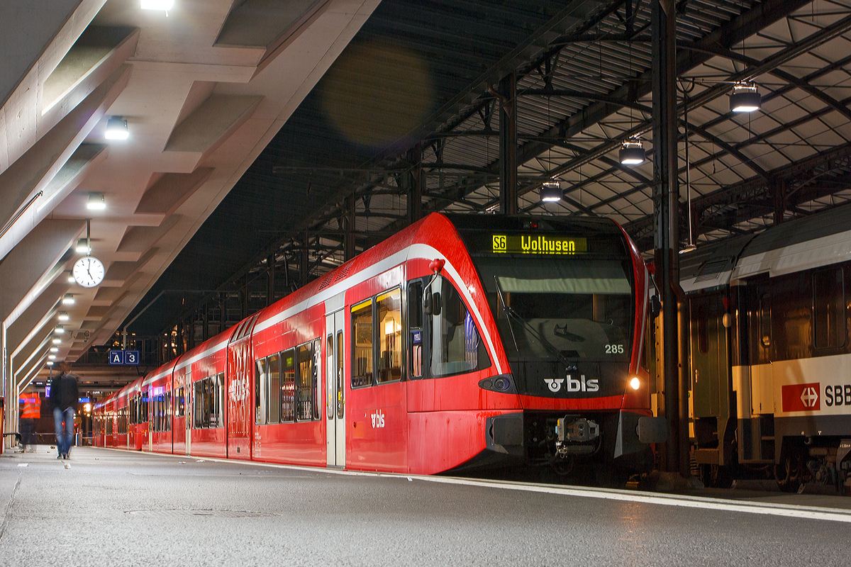 
Nachtschwärmereien -  Zwei gekuppelte elektrische Triebzüge vom Typ Stadler GTW 2/8 - RABe 526 262 und RABe 526 285 (NVR-Nummern 94 85 7526 262 - 1 CH - BLS und 94 85 7526  285 - 2 CH - BLS) der BLS AG, ex Regionalverkehr Mittelland - RM (seit 2013 nun SBB) stehen am 29.09.2012 im Bahnhof Luzern, als S6 nach Wolhusen, bereit.

Der GTW für die RM (ab 2006 zur BLS und ab 2013 zur SBB) ist die erste elektrische Version der 3. Generation mit erhöhter Antriebsleistung und Einzelachsansteuerung. Durch die Anwendung modernster Antriebstechnik ermöglicht es einen Einsatz im strengen S-Bahn Bern Verkehr, sowie auf der Steilstrecke Solothurn – Moutier.

Von diesen elektrischen Triebzügen wurden 6 Stück als GTW 2/6 (wie u.a. der RABe 526 262) und 7 Stück als GTW 2/8 von Stadler in den Jahren 2003 und 2004 für den Regionalverkehr Mittelland (RM) gebaut und geliefert. Die 6 GTW 2/6 wurden 2009/2010 zu GTW 2/8 umgebaut (verlängert um eine Einheit).

Die Entstehung und Geschichte des GTW:
Die schweizerische Biel-Täuffelen-Ins-Bahn wollte neue Triebwagen beschaffen, die keine schweren Bauteile im Dachbereich hatten. Stadler entwickelte daraufhin einen Triebwagen, in dem die Antriebselemente in einem separaten Antriebsmodul zusammengefasst waren. 1995 wurde ein erster Prototyp in Normalspur präsentiert, im April 1996 wurden Probefahrten in der Schweiz unternommen. Noch 1996 setzte die Mittelthurgaubahn drei Prototypen des Dieseltriebzugs GTW 2/6 ein. Für den deutschen Markt wurde ein Konsortium mit Alusuisse, SLM, AEG und DWA Bautzen gegründet. Dieses Konsortium war bei der DB-Ausschreibung zunächst nicht erfolgreich; erst als die Hessische Landesbahn dreißig Triebwagen geordert hatte, bestellte auch die DB insgesamt 66 Triebwagen. Durch verschiedene Firmenübernahmen fielen die Partner des Konsortiums aber in der Folge aus, so dass Stadler seit 2000 für den GTW allein verantwortlich ist. Auch die ersten elektrischen Triebwagen gingen an die MThB, sie waren 1996 bestellt worden.

Die zweite Generation der GTW 2/6 wurde ab 2000 ausgeliefert. Die Triebzüge hatten erstmals einen Kopf aus glasfaserverstärktem Kunststoff.

Für die dritte Generation wurde die Nase noch einmal überarbeitet, die eigentliche Veränderung lag aber in der erhöhten Leistung und heraufgesetzter Höchstgeschwindigkeit. Die dieselelektrische Variante DMU-2 hatte nun zwei statt vormals einen Dieselmotor, die elektrische Variante 700–800 kW statt zuvor 520 kW.

Die vierte Generation berücksichtigt die seit 2008 gültigen EU-Crashnormen. Hier war eine schnelle Entwicklung gefordert, da die Einhaltung dieser Norm die Voraussetzung der Aufträge aus den Niederlanden von Arriva und Veolia war.

Ausführung:
GTW ist eigentlich eine ganze Fahrzeugfamilie, die sich nicht nur äußerlich in verschiedenen Kopfdesigns von eckig bis stromlinienförmig unterscheidet und in verschiedenen Zusammenstellungen und Antriebsvarianten lieferbar ist, sondern auch in verschiedenen Spurweiten, sowie als Zahnradbahnfahrzeug. Die Grundversion ist der GTW 2/6, ein UIC-konformes Vollbahnfahrzeug. 2/6 heißt 2 von 6 Achsen angetrieben. Der GTW 2/6 mit dieselelektrischem Antrieb wird von der Deutschen Bahn als Baureihe 646 geführt.

Das Grundkonzept ist hierbei eher unkonventionell: Ein mittiges Antriebsmodul, auch Antriebscontainer genannt und an seinen beiden Achsen angetrieben, bewegt das Fahrzeug. Zwei leicht gebaute Endmodule mit je einem Drehgestell stützen sich auf das Antriebsmodul, was ein günstiges Traktionsgewicht bewirkt. Zugleich zeigt sich jedoch das für Leichttriebwagen typische Problem der erhöhten Gleitneigung beim Bremsen an Achsen mit geringer Radsatzlast auf zum Beispiel durch Laub verschmutzten Gleisen, welches auch durch die Gleitschutzregler nicht völlig abgefangen werden kann. Außerdem bewirkt der sehr kompakte Aufbau des Antriebsmoduls eine zum Teil unzureichende Kühlung der Maschinenanlage an heißen Sommertagen, sodass die Leistung automatisch abgeregelt wird und die erforderlichen Fahrleistungen nicht erreicht werden können. 

Es ergibt sich eine sehr gute Raumausnutzung der Endmodule, nur ist das Fahrzeug durch das Antriebsmodul in zwei Hälften geteilt und der Gang durch den Antriebscontainer nicht barrierefrei passierbar. Die Endmodule sind mit herkömmlicher Zug- und Stoßvorrichtung oder mit Mittelpufferkupplung lieferbar, dabei können Fahrzeuge mit automatischer Kupplung auch Hilfspuffer erhalten, um Schäden bei der Berührung mit Fahrzeugen mit Regelpuffern zu vermeiden. Außer über den Drehgestellen und an den aufgestützten Enden sind sie niederflurig ausgeführt (über 65 % Niederfluranteil). Alle von einem modernen Nahverkehrswagen erwarteten Komfortmerkmale wie Klimaanlage, Mehrzweckraum, Vakuumtoilette (in behindertengerechtem Waschraum), Fahrgastinformationssystem sind vorgesehen. Der Platz des Triebfahrzeugführers ist mittig angeordnet, als Besonderheit ist jedoch zu erwähnen, dass bei einigen Fahrzeugen Fahr-/Bremshebel und PZB-Taster so angeordnet sind, dass sie mit der linken Hand bedient werden müssen.

Es sind dieselelektrische Antriebsmodule mit 550 kW oder (seit 2003) mit zweimal 375 = 750 kW Leistung erhältlich, außerdem elektrische Antriebsmodule mit 600 kW bis 1.100 kW Leistung. Alle Antriebsmodule arbeiten mit IGBT-Pulswechselrichtern. Als spezielle Eigenschaft sind die Hilfsbetriebe im Hauptumrichter integriert. Die Umrichteranlage stammt von ABB und wird am Standort Turgi (Schweiz) gefertigt.

Durch Einfügen eines Mittelwagens (ebenfalls nur mit einem Drehgestell) auf einer Seite des Antriebsmoduls kann der GTW 2/6 zum GTW 2/8 ausgebaut werden. Statt des Mittelwagens kann aber auch ein weiteres Antriebsmodul eingefügt werden. Zwischen den beiden Modulen wird dann entweder eine achslose Fahrgastzelle eingehängt (GTW 4/8) oder es werden zwei GTW 2/6 miteinander verbunden, während zwei Führerstände wegfallen (GTW 4/12). Für betriebliche Flexibilität können bis zu vier GTW gleicher Bauart in Mehrfachtraktion gefahren oder ein antriebsloser Steuerwagen (Achsformel 2'2') angekuppelt werden, der einem Endwagen ähnelt.

