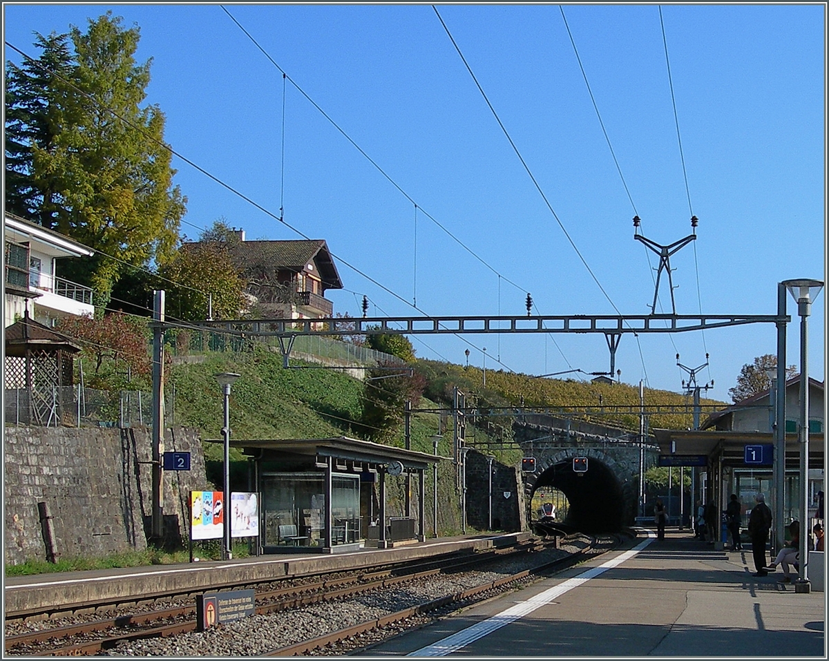  Nächste Einfahrt auf Gleis eins, Regionalzug nach Yverdon. 
Lutry. den 28. Okt. 2014