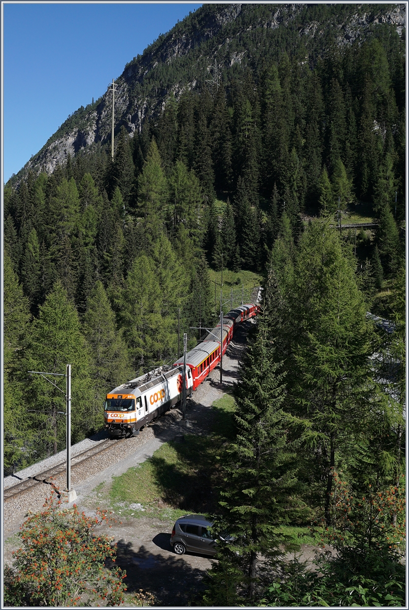 Nahe Preda, nach der Fahrt durch den obersten Kehrtunnel zeigt sich diese RhB Ge 4/4 III mit einem Albulaschnellzug Richtung Chur.
14. Sept. 2016