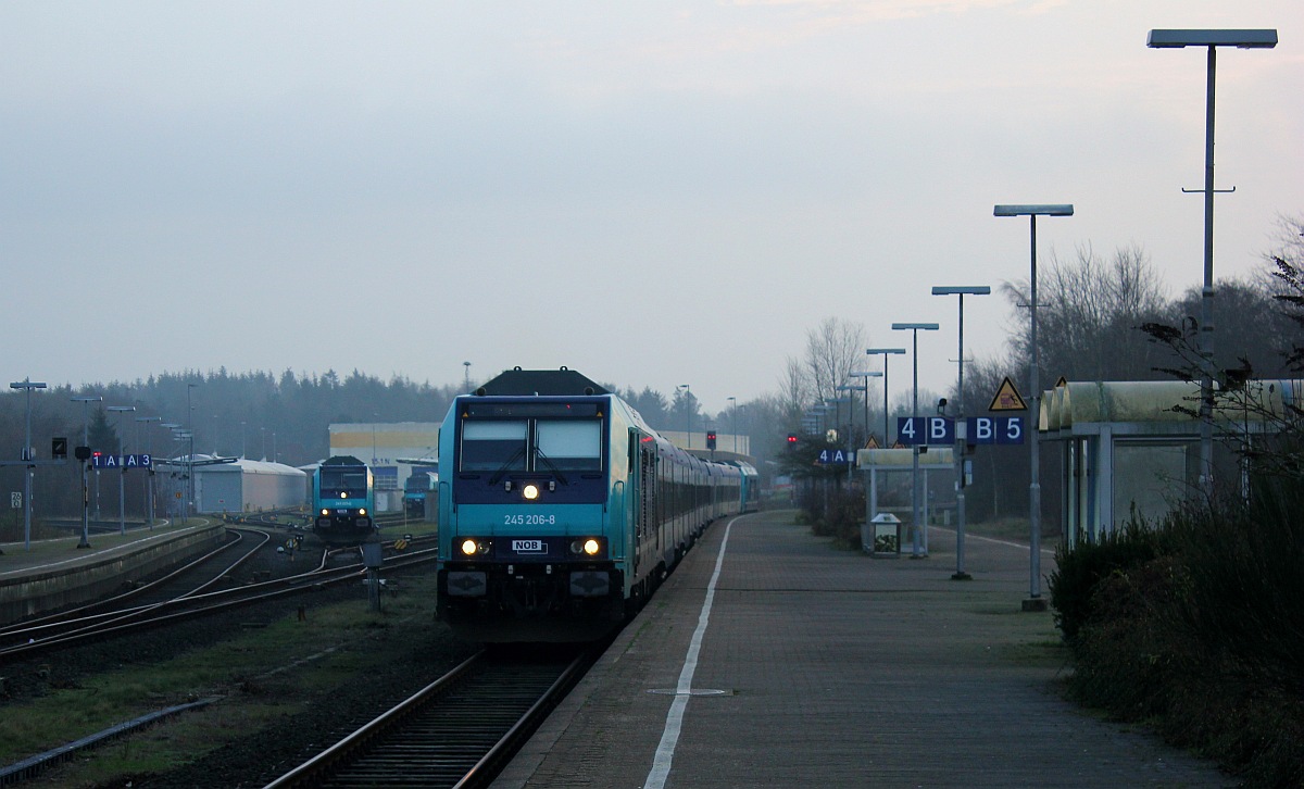 NAH.SH 1245 206-8 hat hier mit der NOB nach Westerland Einfahrt in Husum. Neuerdings werden diese Zge mit 2 Loks gefahren wobei die jeweils hintere nicht mitluft sondern als  Wagen  mitgezogen wird da wohl mal wieder ein Kabelfehler fr Schwierigkeiten sorgt. Husum 19.12.2015