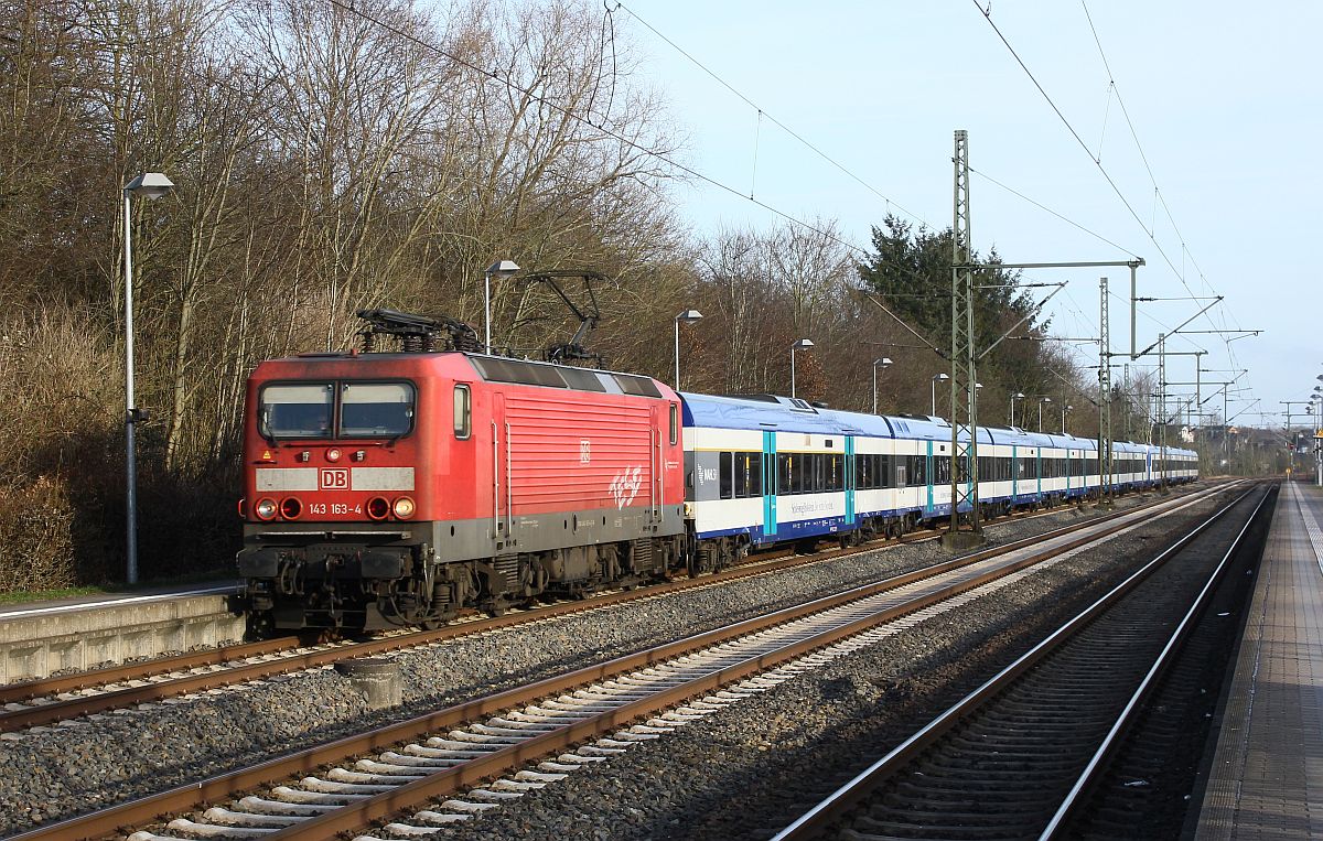 NAH.SH 143 163-4 hat 10 Married-Pair Wagen am Haken und bringt diese nach Flensburg in die dortige Abstellung. Schleswig 15.03.2017