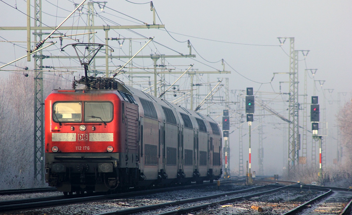 NAH.SH 6112 176 mit dem RE7 nach Flensburg verlässt hier gerade Jübek. 03.12.2016