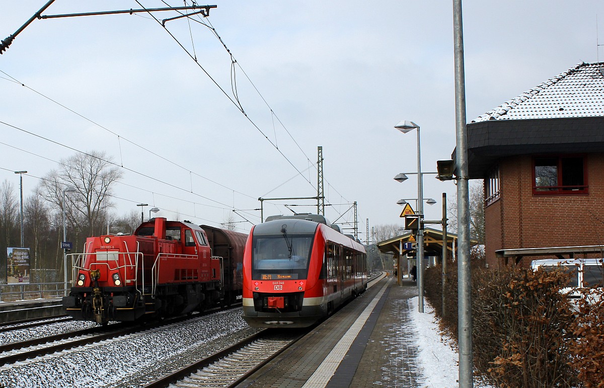 NAH.SH Lint 0648 346/846 hat als RE 74 nach Husum Einfahrt in Schleswig und aus dem Norden kommt die 1261 103-6 mit einer Übergabe aus Flensburg-Weiche. Schleswig 09.02.2017