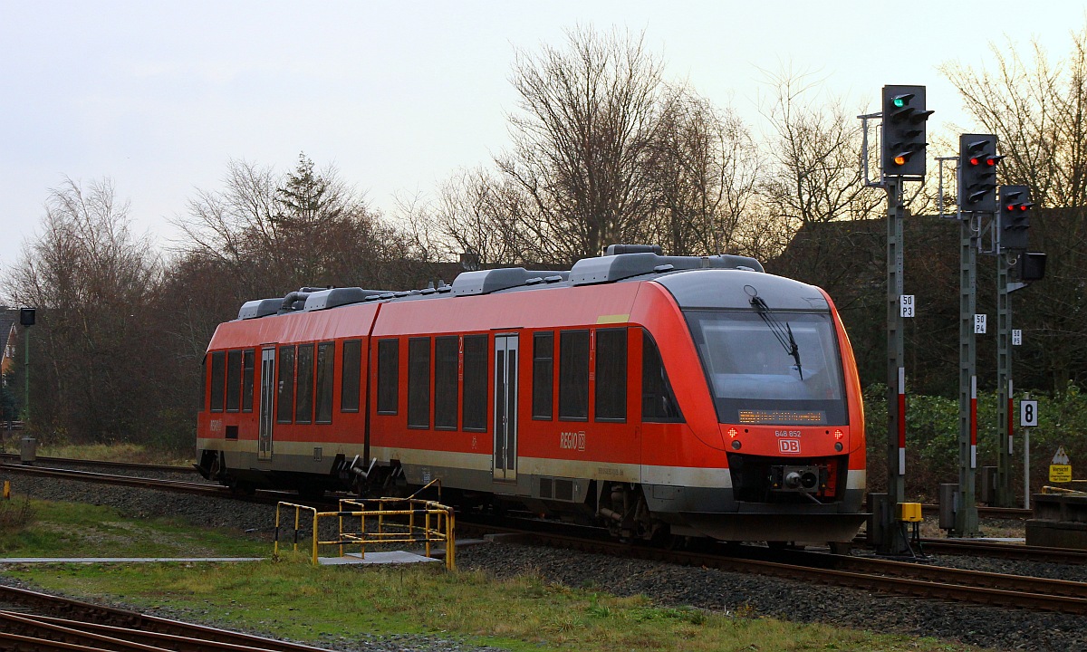 NAH.SH/DB Regio Lint41 0648 352/852 verlsst hier als RB 64 nach St.Peter-Ording den Bahnhof Husum. 06.12.2015