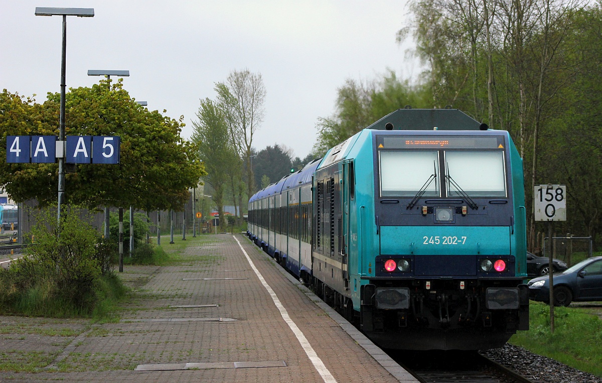 NAH.SH/Paribus/DB 245 202 mit 6 Married-Pair Wagen als RE6 nach Elmshorn. Husum 01.05.2018