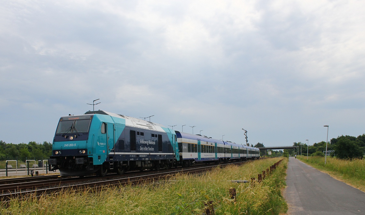 NAH.SH/Paribus/DB 245 203 mit RE 6 nach Westerland Einfahrt Niebüll 