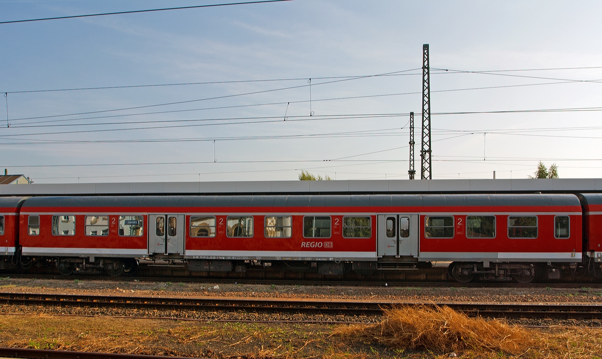 Nahverkehrswagen 2. Klasse (ex Halberstdter Mitteleinstiegswagen) D-DB 50 80 21-33 116-2 Byz 439.4 am 24.08.2013 im Hbf Eisennach.
Diese die Ursprungsausfhrung dieser Wagen wurden von der DR in den 1970er und 1980er Jahren im Raw Halberstadt hergestellt

Technische Daten:
Zulssige Hchstgeschwindigkeit: 140km/h
Lnge ber Puffer: 26,4 m
Leergewicht: 41 t
