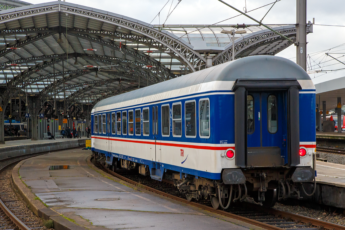 
Nahverkehrswagen 2. Klasse (lazarettfähiger n-Wagen / ex Silberling) der Gattung Bnrz 450.3 (ex Bnrz 724.0), D-TRAIN 50 80 22-35 819-8 der TRI Train Rental GmbH, am 22.12.2018 bei der Einfahrt in den Hbf Köln.

TECHNISCHE DATEN:
Spurweite: 1.435 mm
Länge über Puffer: 26.400 mm
Wagenkastenlänge: 26.100 mm
Wagenkastenbreite:  2.825 mm
Höhe über Schienenoberkante: 4.050 mm
Drehzapfenabstand: 19.000 mm
Achsstand im Drehgestell: 2.500 mm
Drehgestellbauart:  Minden-Deutz 432
Leergewicht:  33 t
Höchstgeschwindigkeit:  140 km/h
Sitzplätze: 96
Abteile:  3 Großräume 2. Klasse
Toiletten:  1 (geschlossenes System)
Dientsraum:  ja
Zulassung: Deutschland, Österreich, Schweiz
Bemerkungen: Im Gegensatz zu den übrigen Varianten verfügt diese Gattung weiterhin über eine lazarettfähige Inneneinrichtung.

Für den Mobilmachungsfall wurden der Deutschen Bundesbahn Haushaltsmittel aus dem Verteidigungsetat für die Bereithaltung umrüstbarer Reisezugwagen zugewiesen. So waren zur Verwendung im Kriegs- oder Katastrophenfall 198 Silberlinge für den schnellen Umbau in ein rollendes Lazarett vorbereitet, um als Krankentransportzug eingesetzt werden zu können. Bei diesen Wagen konnte die Bestuhlung einfach entfernt und durch insgesamt 36 Liegen ersetzt werden. Zur Befestigung der Liegen befanden sich Haken an den Wänden, außerdem waren sämtliche Fenster durch Jalousien verdunkelbar. Um den Einstieg mit auf Tragen liegenden Patienten zu ermöglichen, wurden die Mittelstangen in den Einstiegen abklappbar und die Türen zwischen den Einstiegsbereichen und den Fahrgastabteilen doppelt so breit wie in anderen n-Wagen ausgeführt. In den Wänden befanden sich außerdem 230-Volt-Steckdosen zum Anschluss medizinischer Apparate. Viele dieser Wagen befinden sich noch im Betrieb.

Die Bundeswehr selbst verfügte nur über einen Prototyp-Zug mit fünf Wagen, der im Rahmen des Projekts „Lazarettzug“ Ende der 1960er Jahre beschafft wurde und später vor allem zu Ausbildungszwecken genutzt wurde