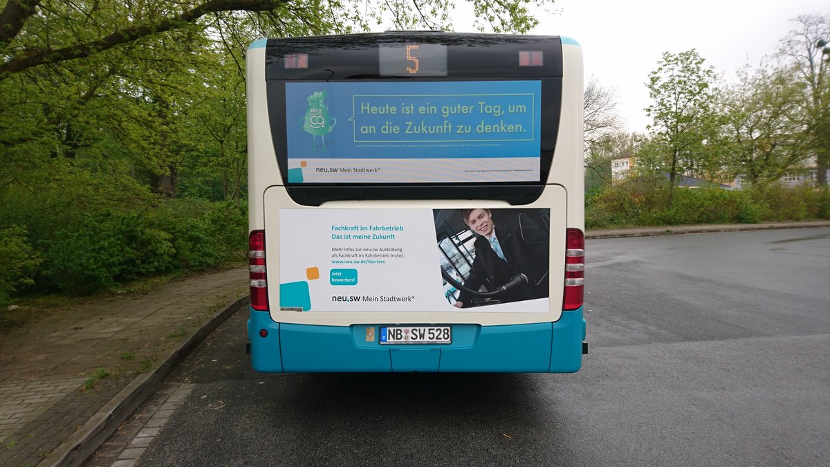 ....NB SW 528 dieser Citaro K an einem Samstag auf der Linie 5 in Monkeshof wo er gerade pause macht ( Mai 2017)
...und seiner Werbung fr den Beruf der Fachkraft im Fahrbetrieb bei den Stadtwerken und der Werbung fr den Bus 