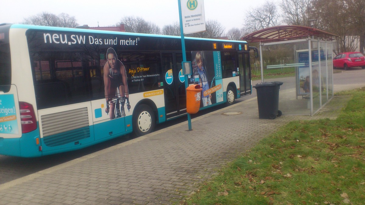 ....NB SW 541 hat noch dieses Traffic Board das der einstieg vorne ist 
.....wird aber demnächst auch von diesen Citaro verschwinden da es an der Front jedes Wagen steht...aber auch weil die anderen beiden Wagen auch eine andere Werbung erhalten haben 