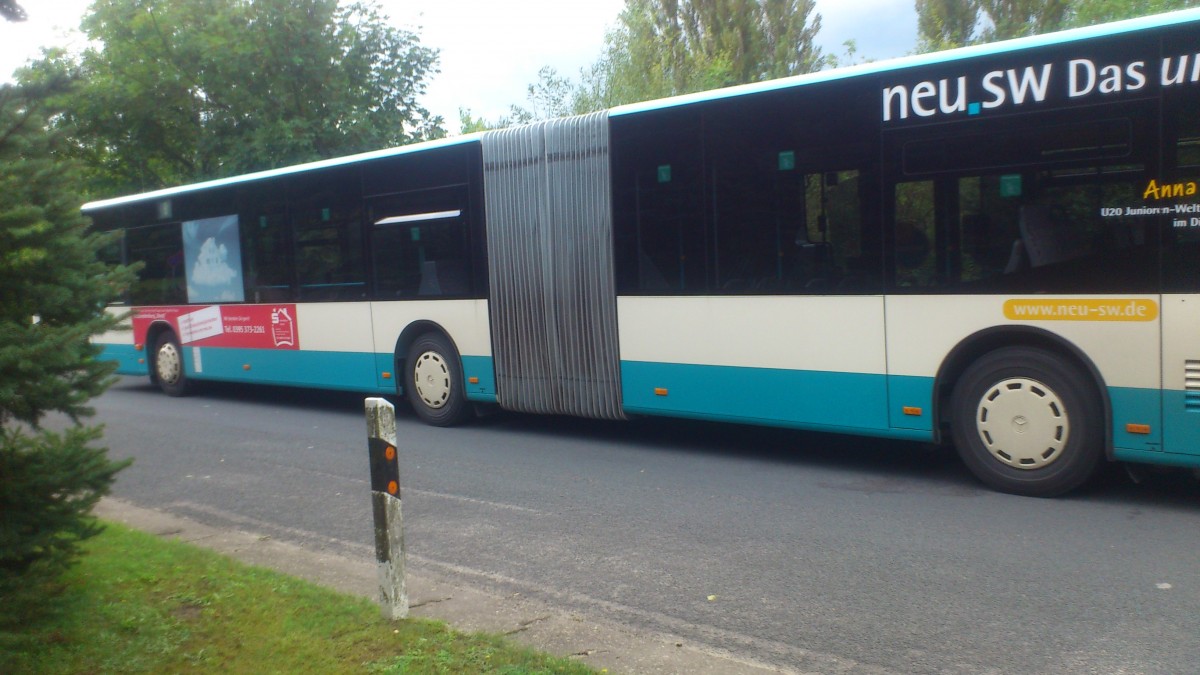  NB SW 578 einer der ältesten Wagen im Fuhrpark.....hier mal noch die linke Fahrzeugseite als er gerade gestartet ist konnte ich das Bild noch so halbwegs machen auf der Linienführung der 8