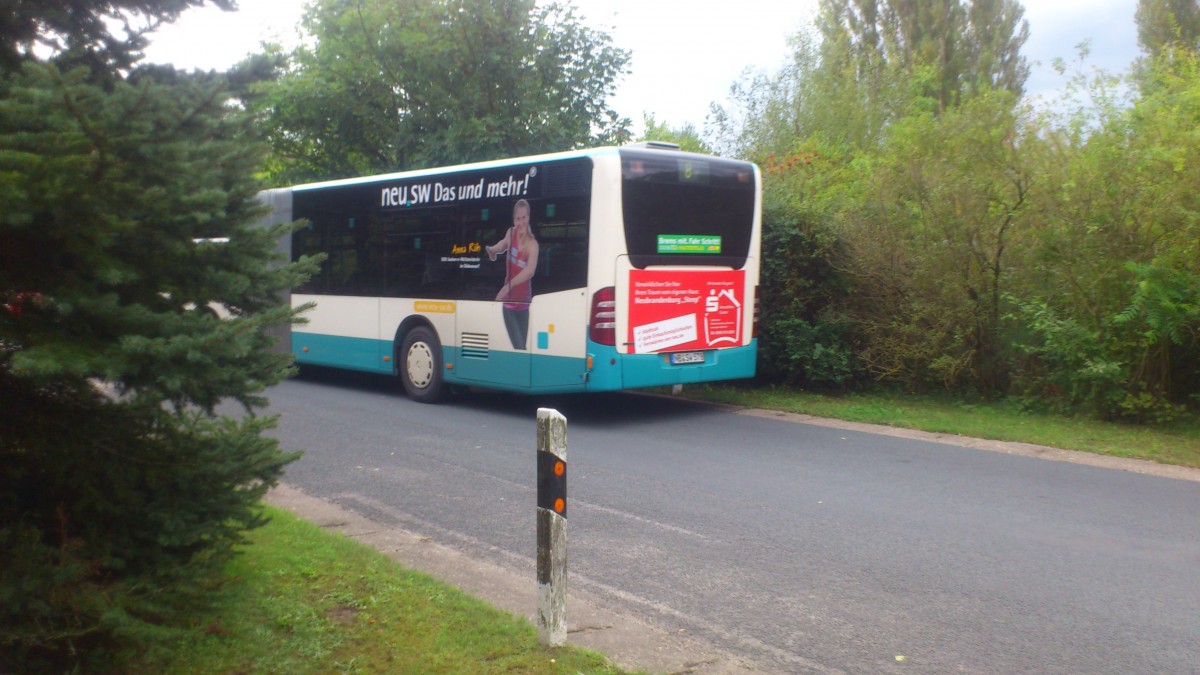  NB SW 578...hier mal das heck von einen der drei älteren Citaros die in der Stadt noch unterwegs auch wenns nicht so aussieht aber ich denke er ist schon 5 oder 6 Jahre im Einsatz und wird nächstes Jahr mit Sicherheit ausgetauscht hier am Waldfriedhof auf der Linie 8 vor die Kamera bekommen mit seiner Werbung von der Sparkasse....und natürlich auch hier eine Sportlerin des SCN zusehen ist Anna Rüh