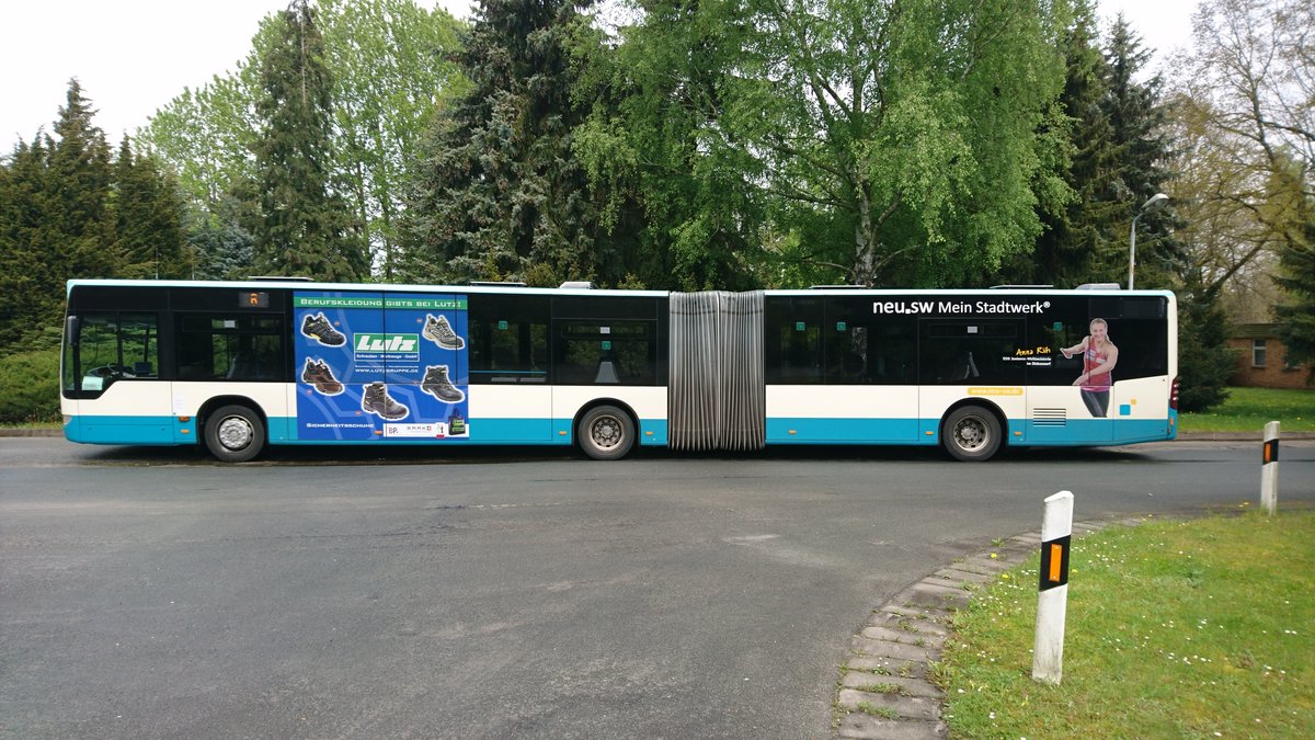 ....NB SW 584 am Waldfriedhof auf der Linie 8 mit seinem Traffic Board fr Lutz Berufsbekleidung  (Mai 2017)