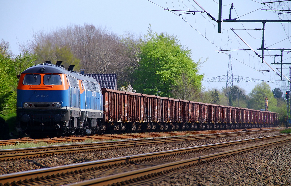 NBE 225 002-5 und 006-6 haben gerade den Dünger-Kalk-Zug in die Ladestraße rangiert und warten nun auf die Entladung. Jübek 26.04.2014