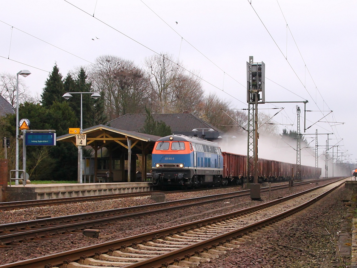 NBE 225 002-5 mit dem DGS 69302 staubt hier mit reichlichem Tempo inkl. 14 mit Dünger-Kalk beladenen Wagen Richtung Flensburg-Weiche durch Schleswig. 18.03.2014