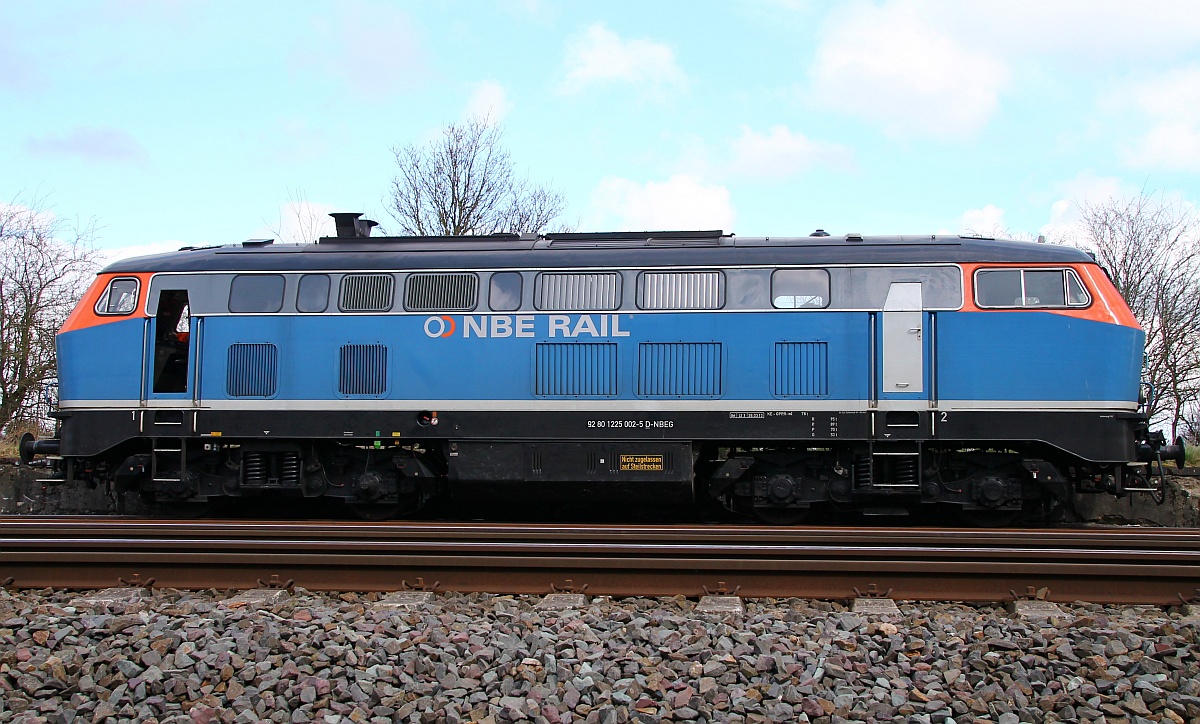 NBE 225 002-5(Unt/LSX/26.03.2013)als Portraitaufnahme erstellt am 26.03.2014 in Jübek bei einem Rangierhalt.