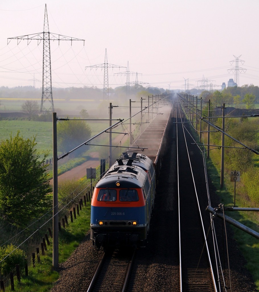 NBE 225 006-6 und 002-5 mit dem leeren Dünger-Kalk-Zug(42 Eaos Wagen des EVU's BUVL)beim  abstauben  aus Jübek aufgenommen von der  Säufer -Brücke bei Lürschau/Jübek. 26.04.2014