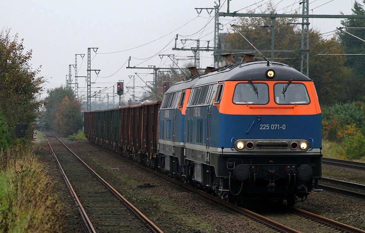 NBE 225 071 und 079 haben mit ihrem Dünger-Kalk-Transport Einfahrt in Jübek. 16.10.2013