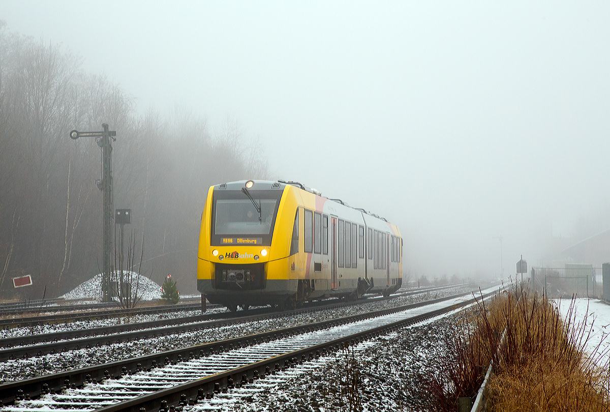 
Nebel im Hellertal....
Der VT 504 ein Alstom Coradia LINT 41 der neuen Generation (95 80 1648 104-5 D-HEB / 95 80 1648 604-4 D-HEB) der HLB (Hessische Landesbahn GmbH) fährt am 08.01.2017, als RB 96  Hellertalbahn  (Betzdorf - Herdorf - Neunkirchen - Haiger - Dillenburg), Umlauf RB 61769, von Herdorf weiter in Richtung Dillenburg.