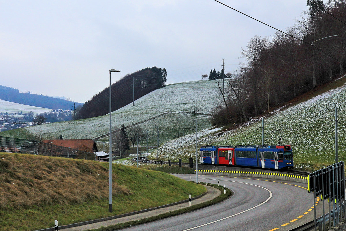 Neben 2 planmässigen Berner Tramwagen wird die Ueberlandstrecke von Bern via Muri nach Worb (Linie 6) von RBS Be 4/10 bedient, die 2010 ein viertes Glied (rot gestrichen) mit Niederflurbereich bekamen. Hier Wagen 82 im Aufstieg von Worb nach Langenloh. 2.Dezember 2020  