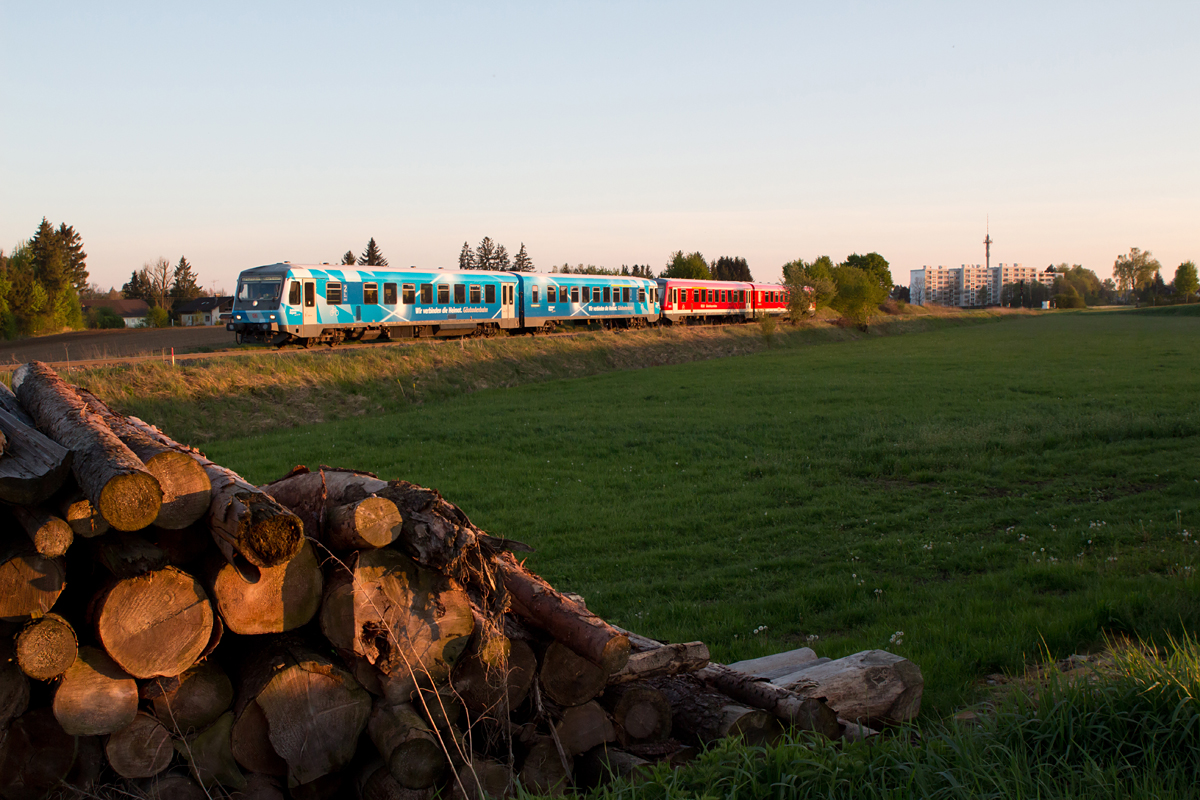 Neben dem 628 423-6 wirbt nun auch 628 424-4 mit  Bahnland Bayern Gäubodenbahn  und verließ in dieser attraktiven Beklebung mit einem Schwester-VT Markt Schwaben in Richtung Mühldorf. (10.05.17)