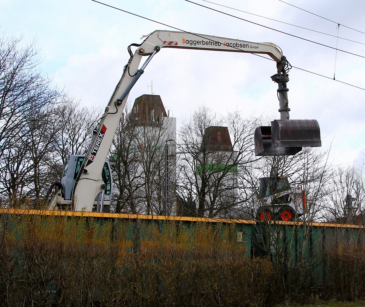 Neben dem großen Bagger ist auch ein  BobbyCat  Bagger am entladen der Wagen beteiligt da die riesen Schaufel nicht alles aus den Wagen bekommt. Jübek 15.03.2014 