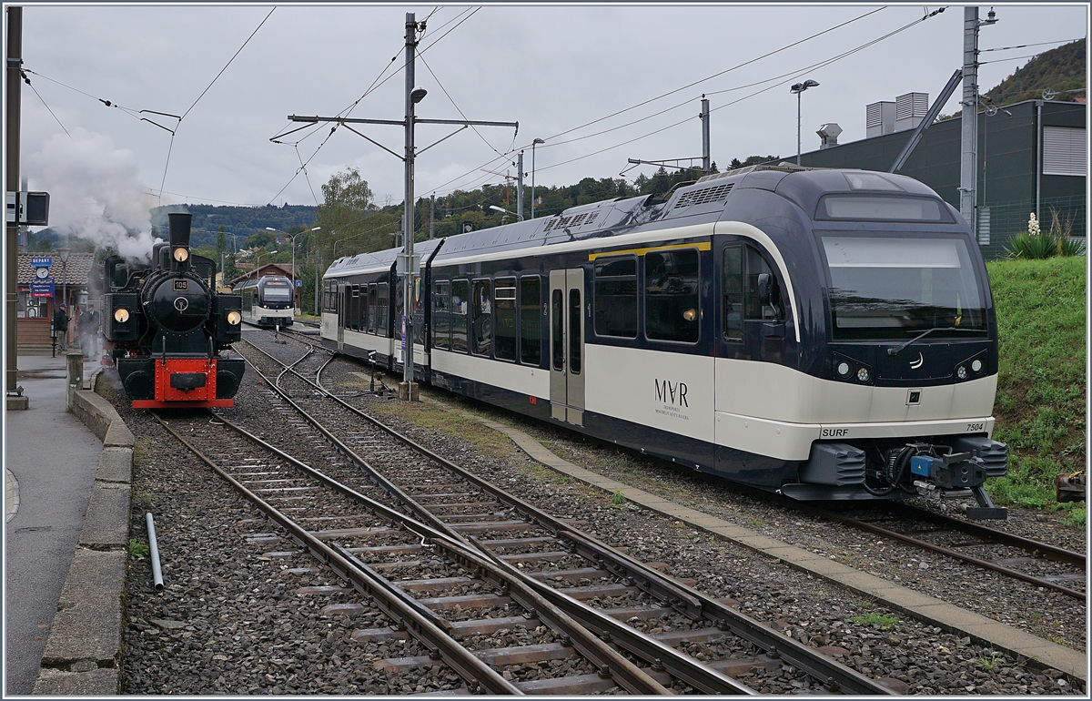 Neben dem über das Wochenende abgestellten CEV MVR ABeh 2/6 7504 in Blonay steht die Blonay-Chamby G 2x 2/2 105 mit ihrem Zug für die Abfahrt nach Chaulin bereit.

26. Sept. 2020