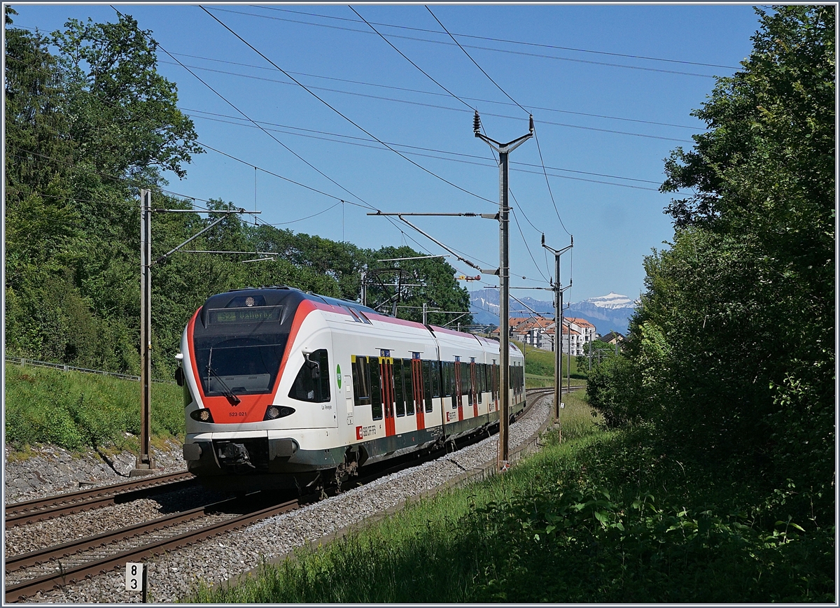 Neben den ICN und Flirts der Relation Genève/Lausanne - Biel nutzen auch die Züge von und nach Vallorbe die Strecke bis zur Abzweigstation Daillens. Im Bild der SBB RABE 523 021 als S2 nach Vallorbe.

8. Juni 2019