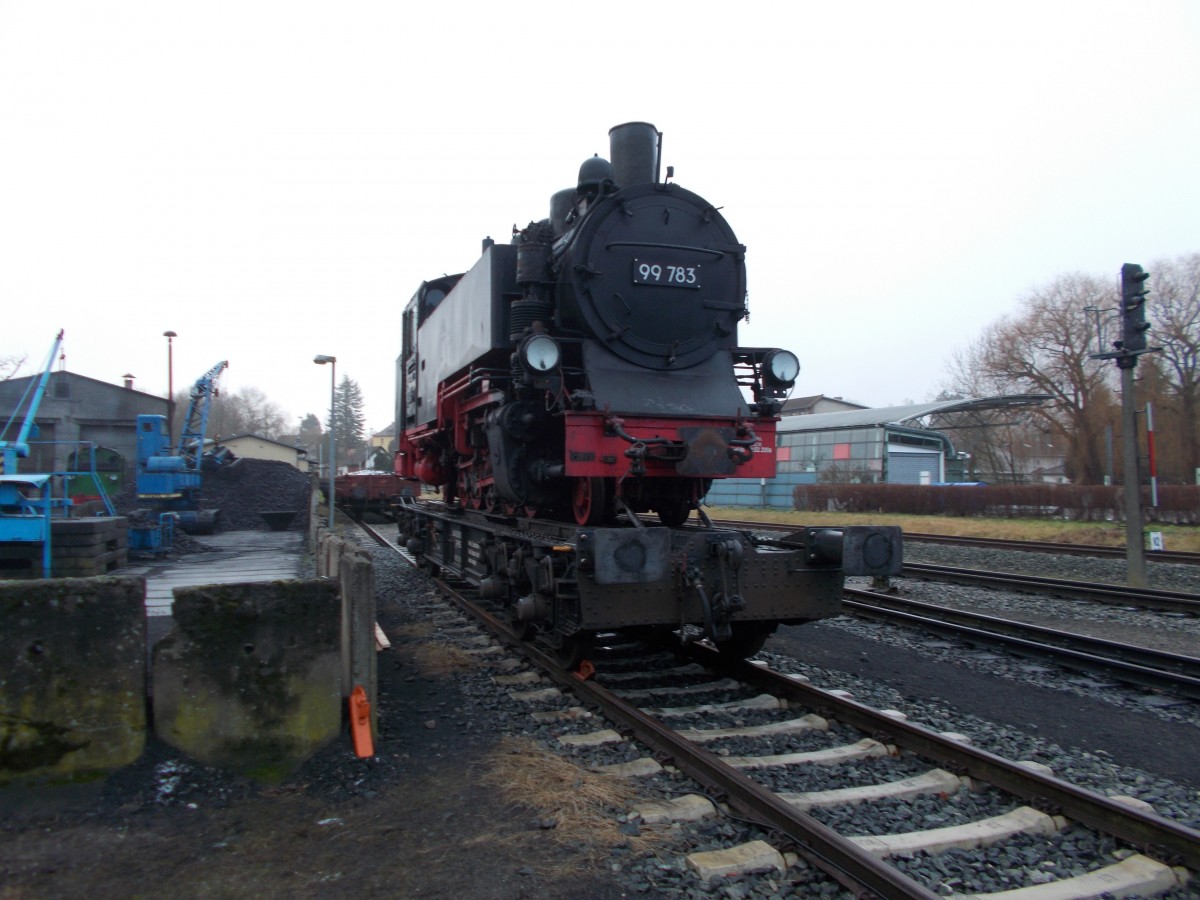 Neben den Kohlebansen in Putbus hat man 99 1783 abgestellt,wo ich sie,am 26.Januar 2015,fotografierte.