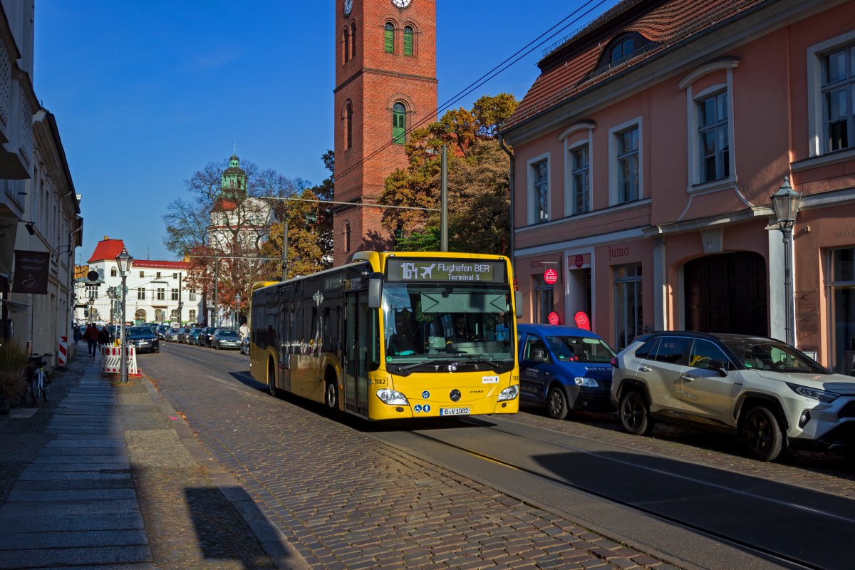 Neben vielen Stra�enbahnen verirrt sich ab und an auch ein Bus in die K�penicker Altstadt. Wagen 1082 war am 30.10.21 als 164 auf dem Weg zum Flughafen BER.
