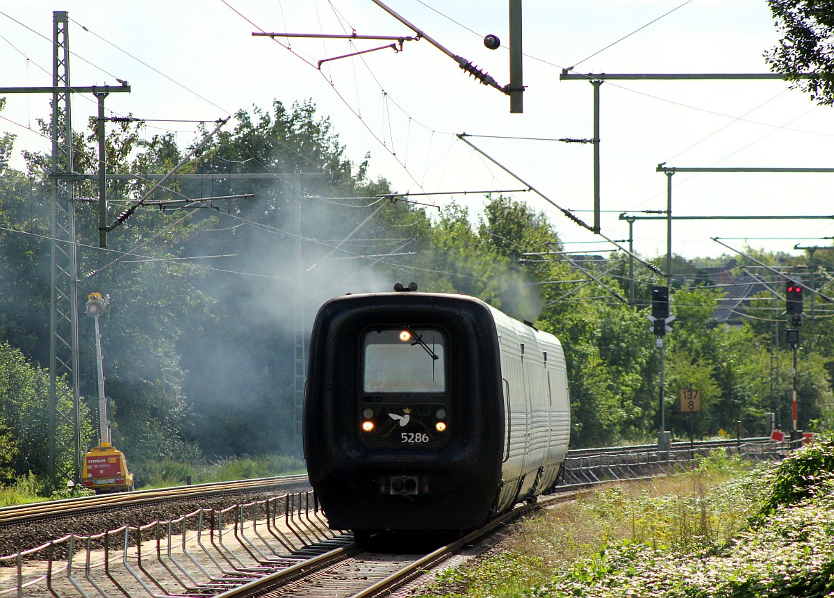 Nein, er brennt nicht...DSB MFA/FF/MFB 50/54/5286 dieselt hier als EC nach Aarhus in Schleswig ein. 03.09.2015