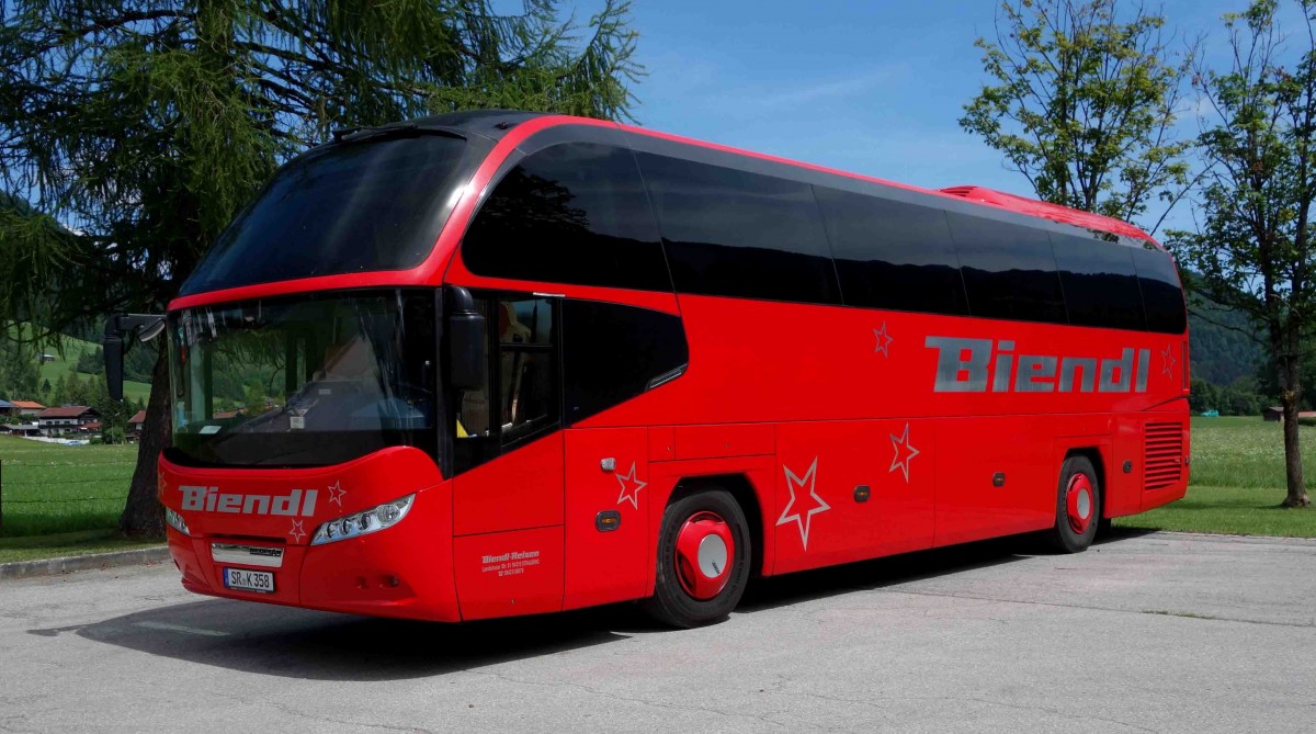 Neoplan von Biendl-Reisen, steht auf dem Busparkplatz von Reit im Winkl im Juli 2015