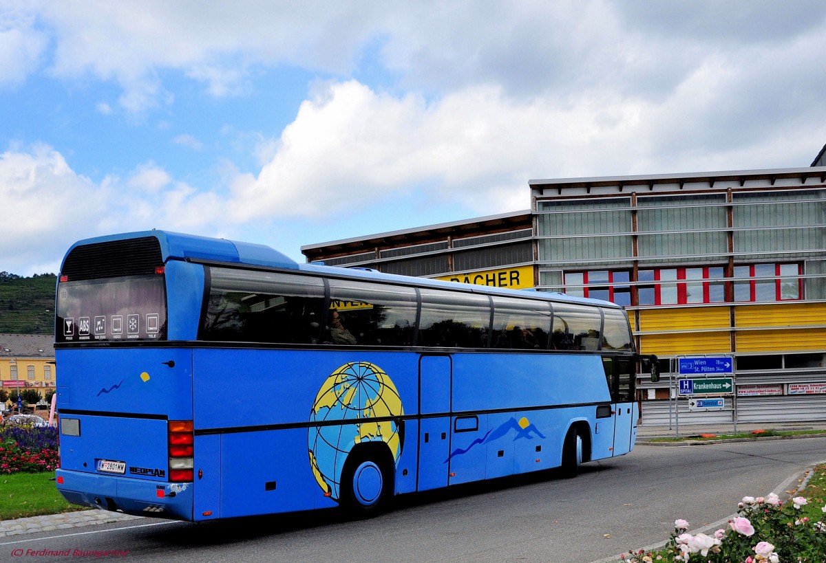 Neoplan Cityliner aus Wien im Herbst 2013 in Krems unterwegs.