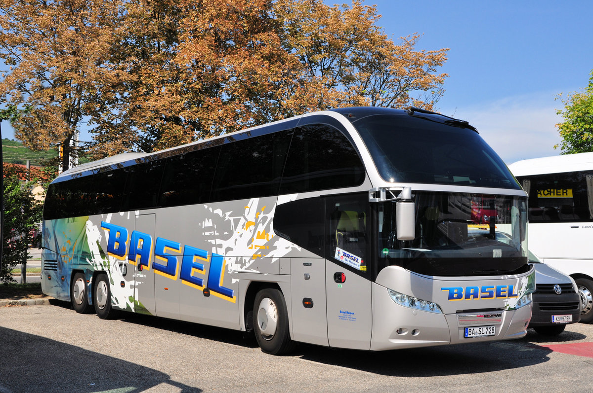 Neoplan Cityliner von Basel Reisen aus der BRD in Krems gesehen.