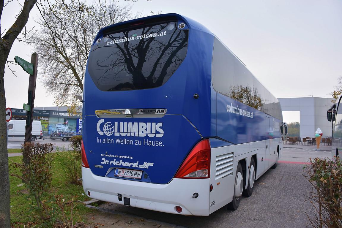 Neoplan Cityliner von Dr. Richard - Columbus Reisen aus Wien 2017 in Krems.