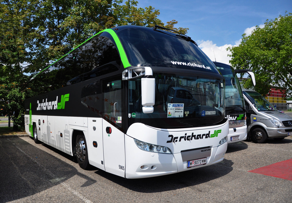 Neoplan Cityliner von Dr. Richard Reisen aus Wien in Krems gesehen.