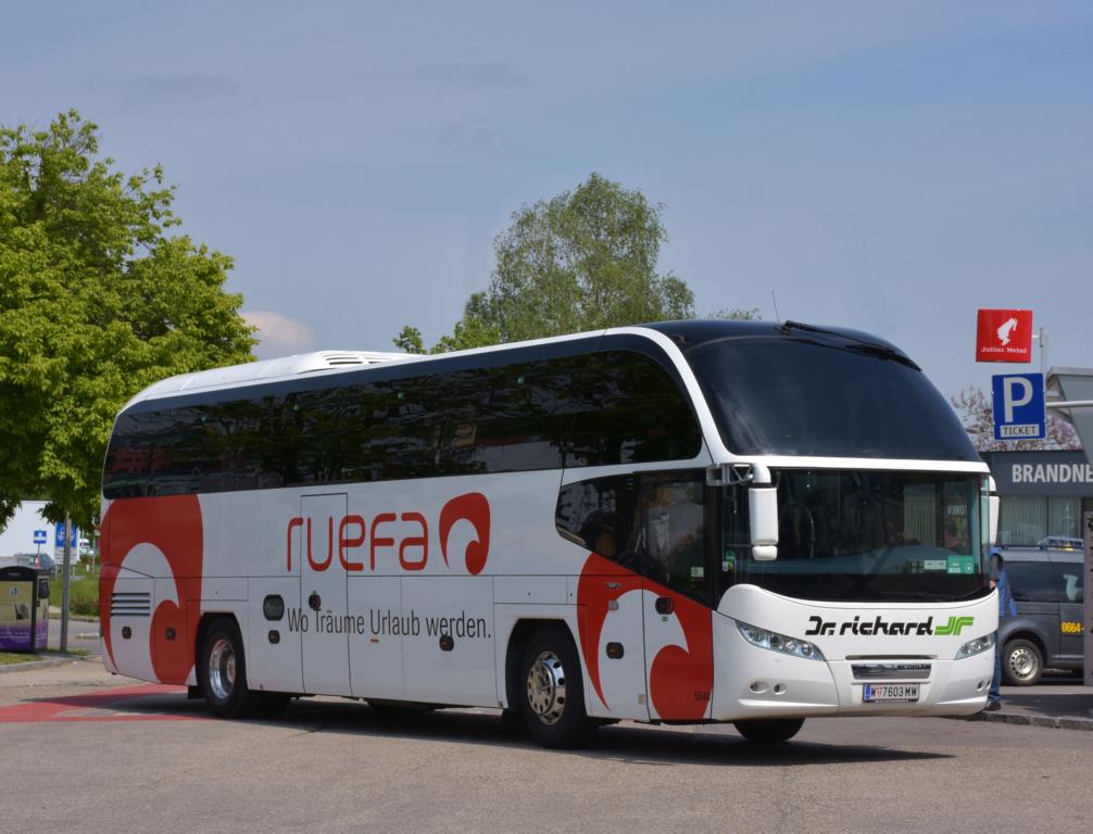 Neoplan Cityliner von Dr. Richard Reisen aus Wien in Krems.