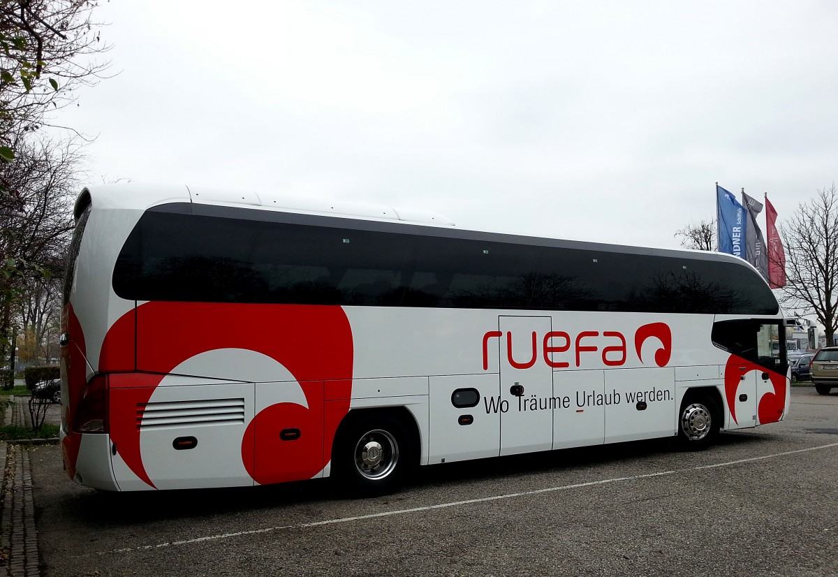 Neoplan Cityliner von Dr. Richard/RUEFA aus Wien am 27.11.2014 in Krems.