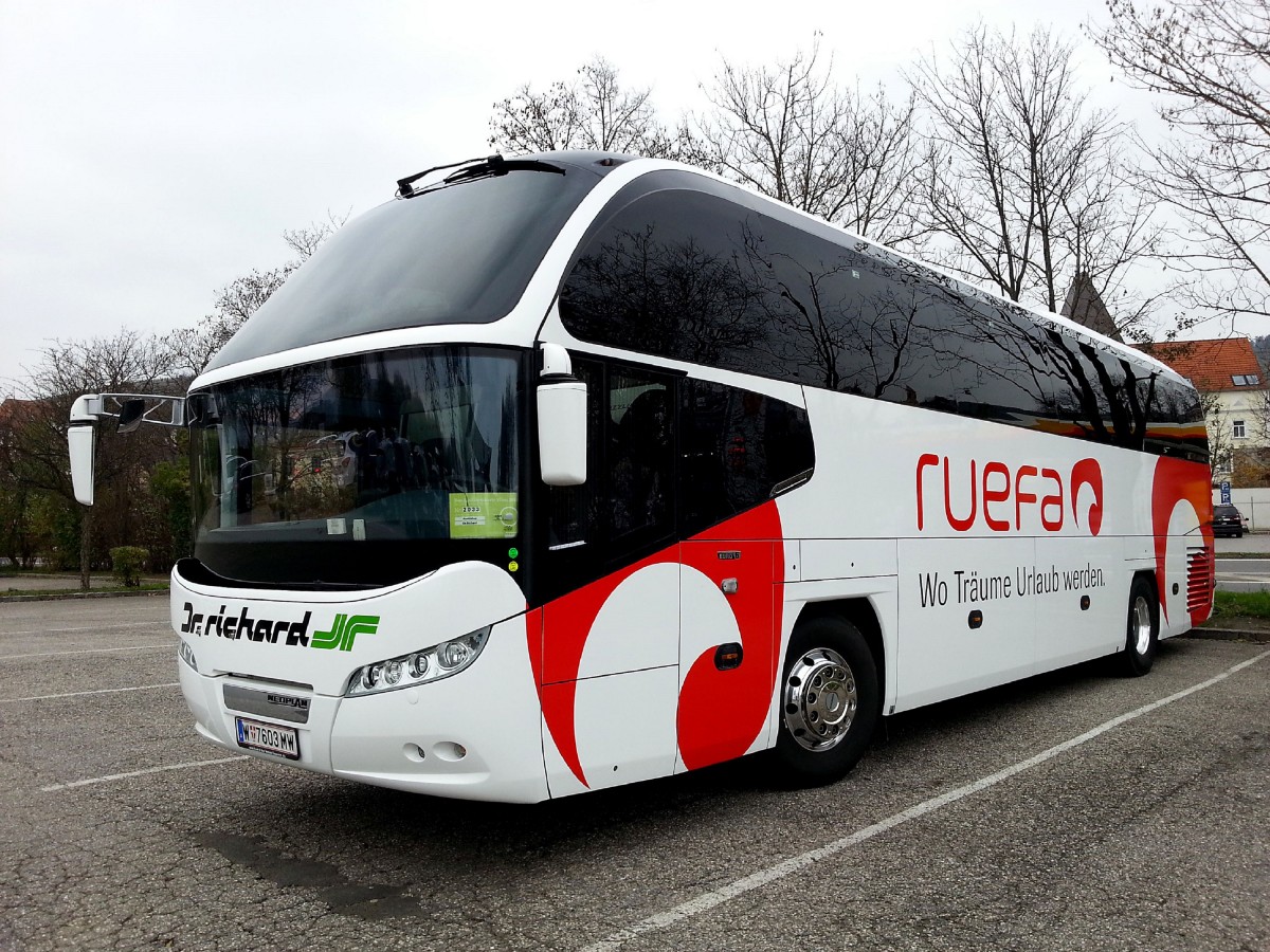 Neoplan Cityliner von Dr. Richard/RUEFA aus Wien am 27.11.2014 in Krems.