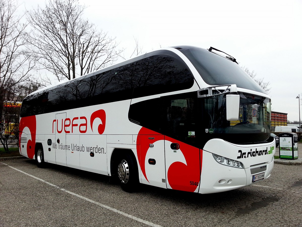 Neoplan Cityliner von Dr. Richard/RUEFA aus Wien am 27.11.2014 in Krems.