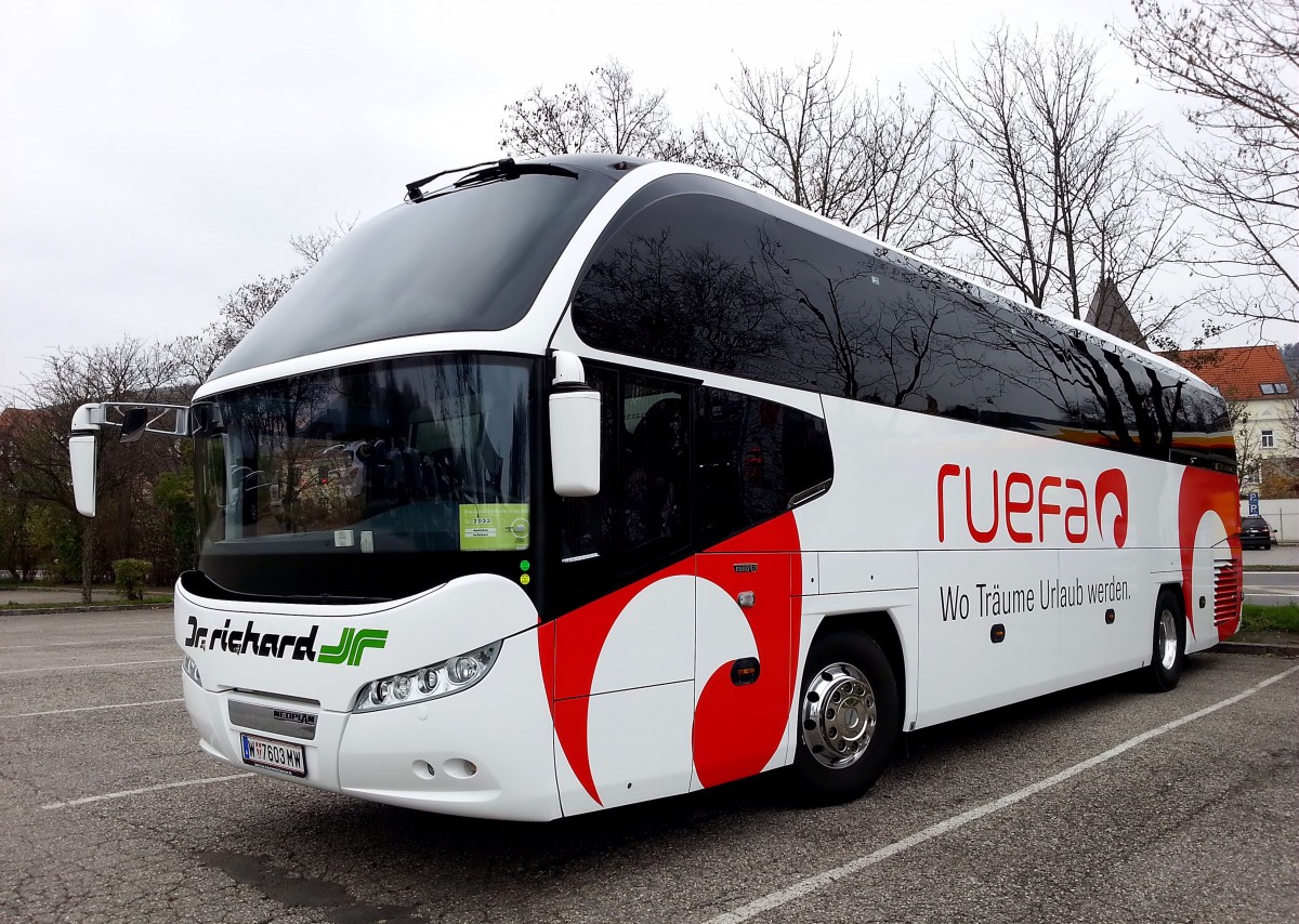 Neoplan Cityliner von Dr.Richard Reisen aus Wien am 6.Juli 2014 in Krems gesehen.