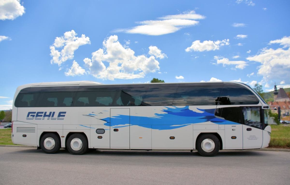 Neoplan Cityliner von GEHLE Reisen aus der BRD in Krems.