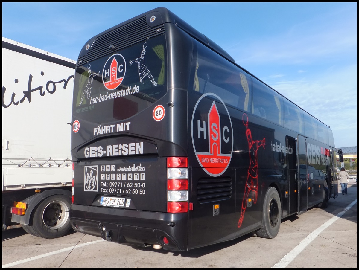 Neoplan Cityliner von Geis-Reisen aus Deutschland auf einem Autobahnparkplatz. 