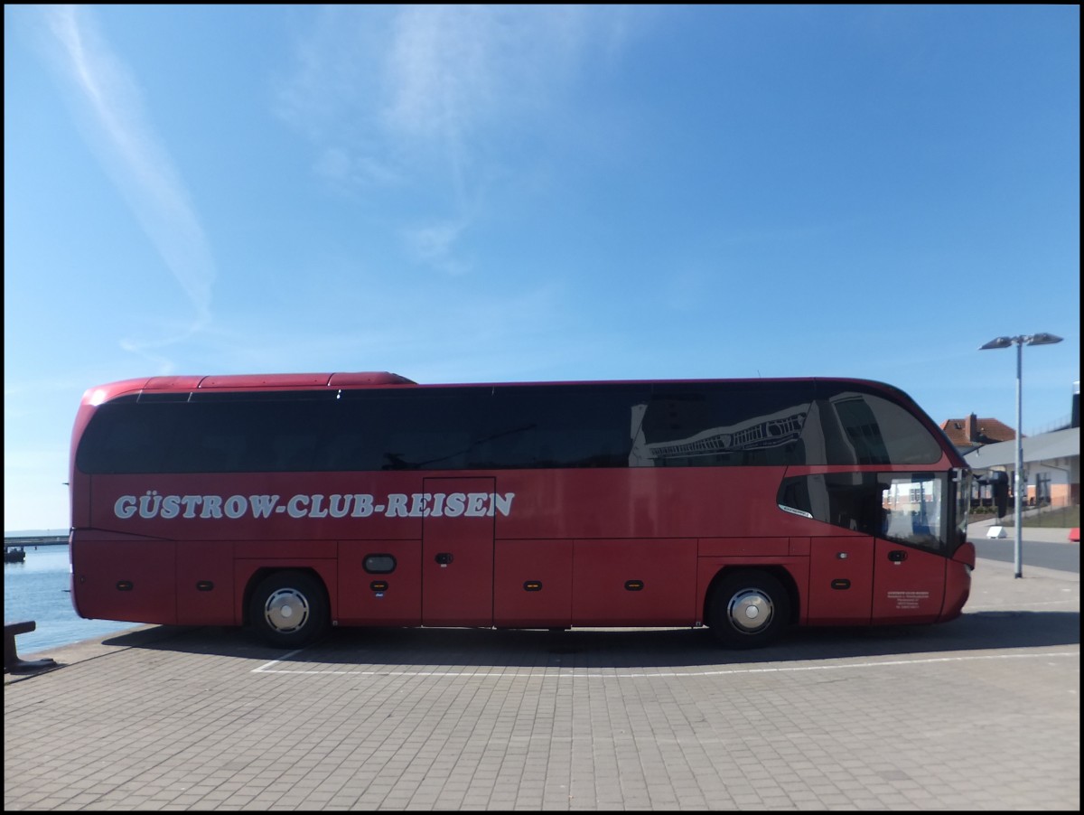 Neoplan Cityliner von Gstrow-Club-Reisen aus Deutschland im Stadthafen Sassnitz.