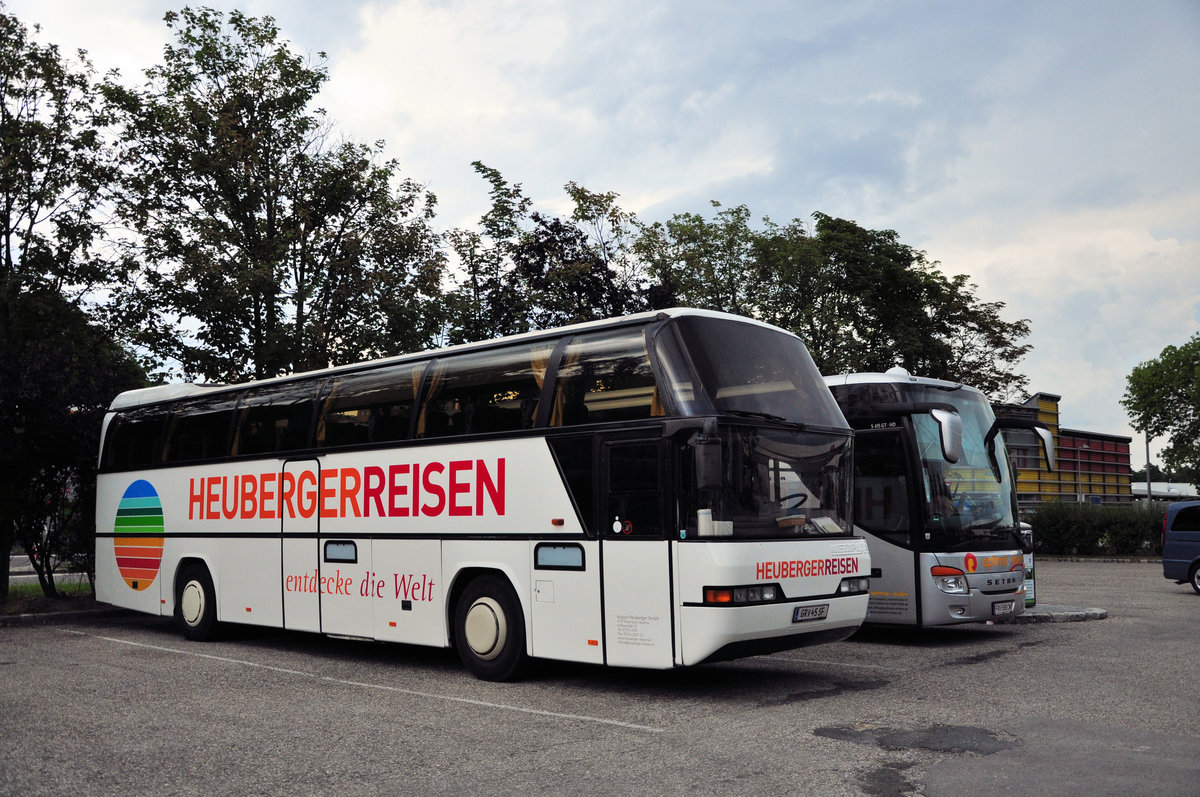 Neoplan Cityliner von Heuberger Reisen aus Obersterreich in Krems gesehen.