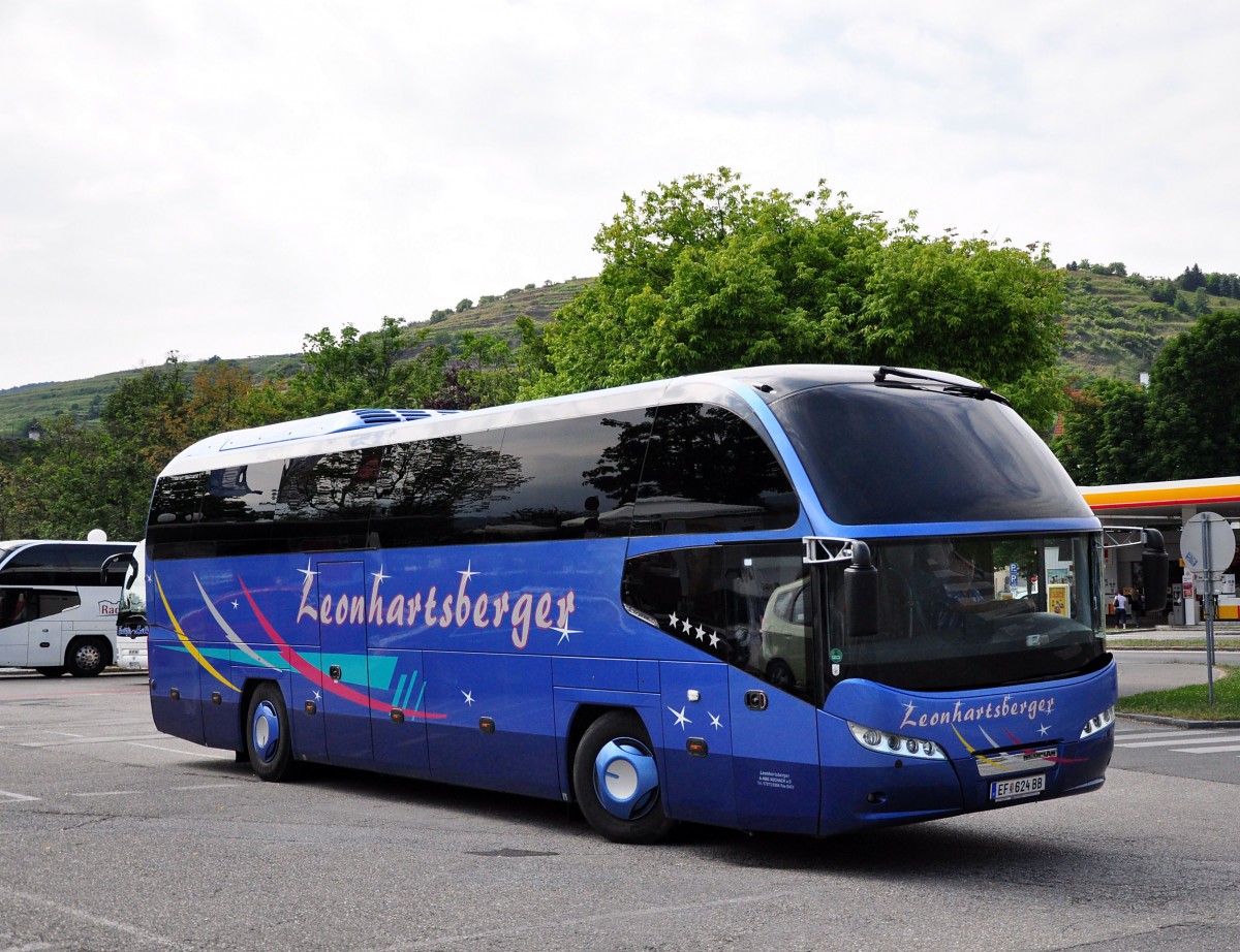 Neoplan Cityliner von Leonhartsberger Reisen aus sterreich im Juni 2015 in Krems gesehen.