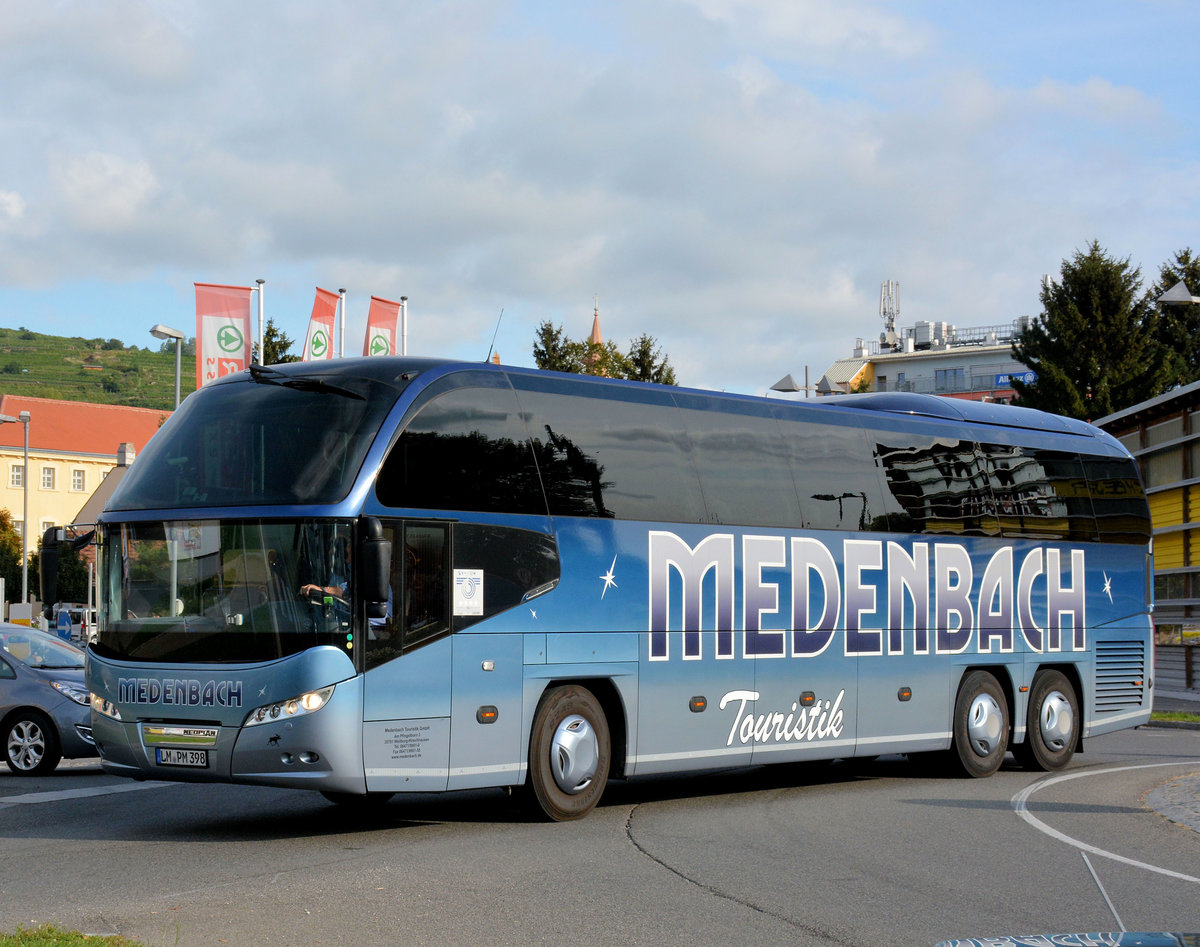 Neoplan Cityliner von der Medenbach Touristik aus der BRD in Krems unterwegs.