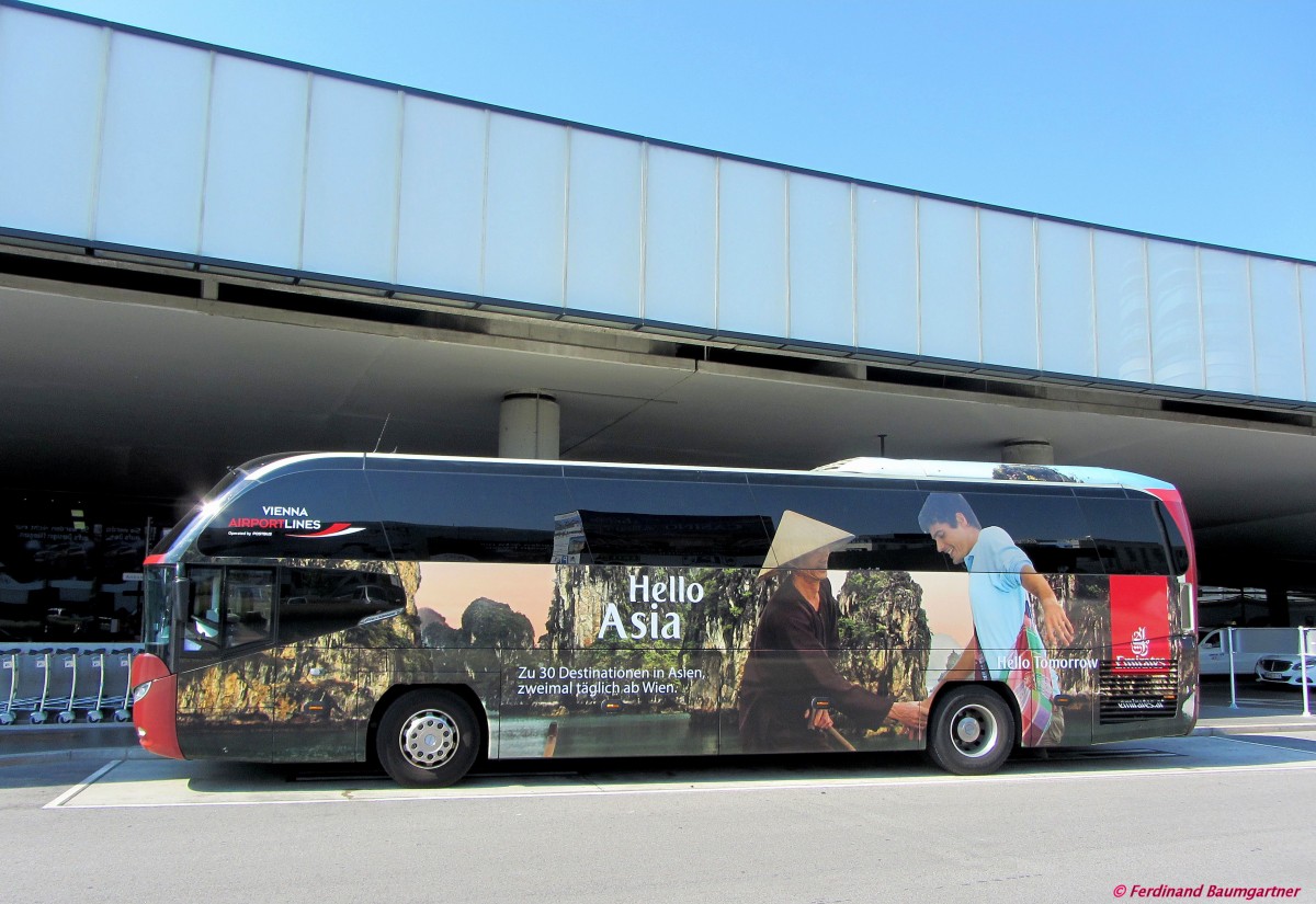 NEOPLAN CITYLINER vom Postbus BB,Vienna Airport Lines,Schwechat im Juli 2013. 