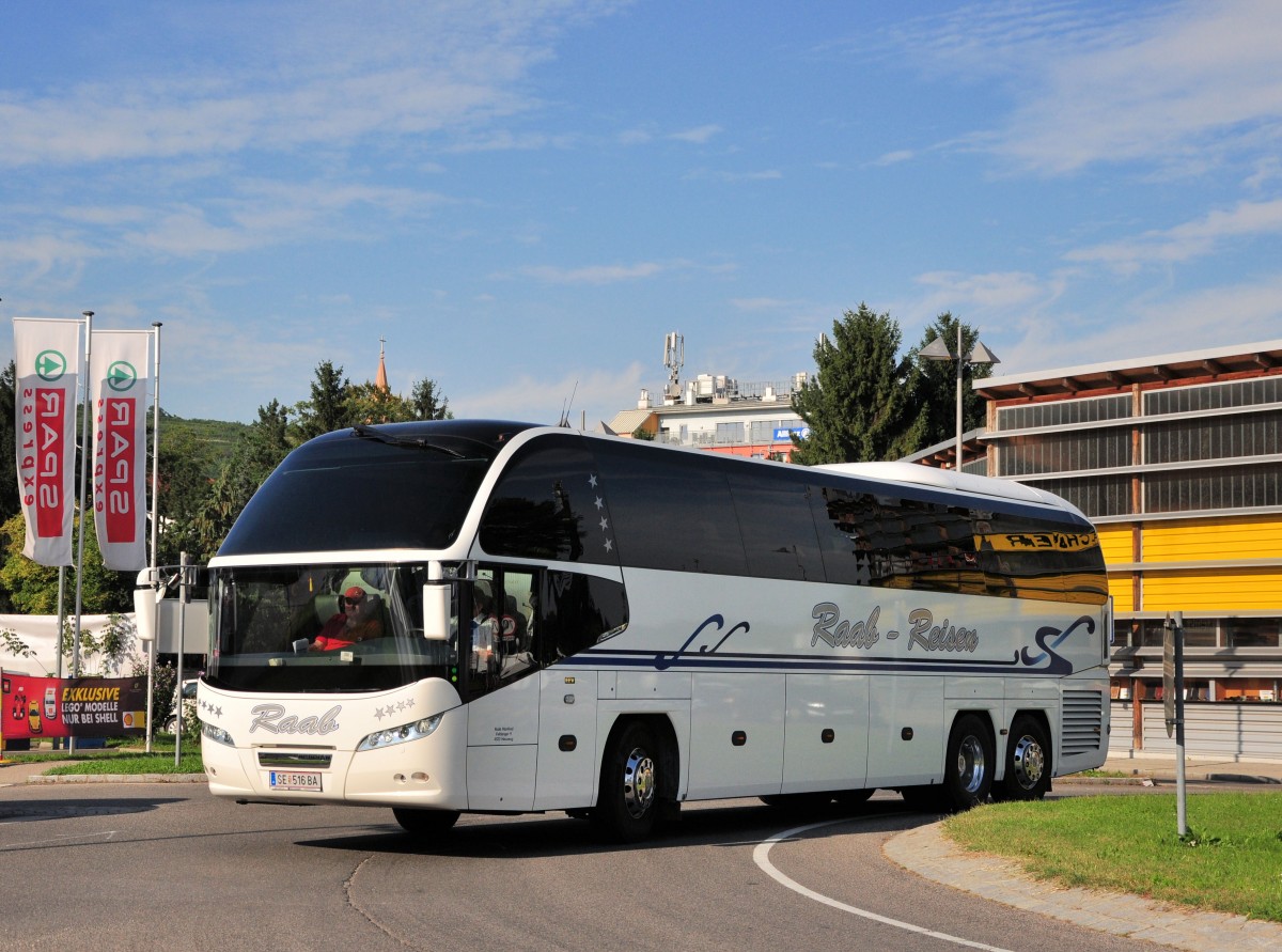 Neoplan Cityliner von Raab Reisen aus sterreich am 18.9.2014 in Krems gesehen.