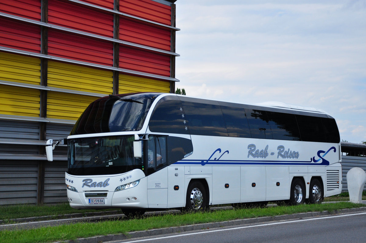 Neoplan Cityliner von Raab Reisen aus sterreich in Krems unterwegs.